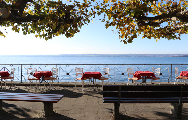 Sonnige Aussicht von einer Terrasse auf den Bodensee