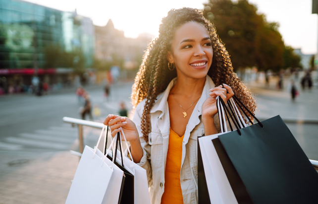 Frau mit Shoppingbeuteln