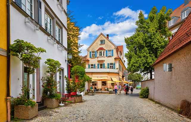 Gemütliche Straße im malerischen Städtchen Lindau