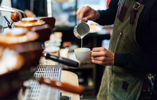 Barista bei der Kaffeezubereitung