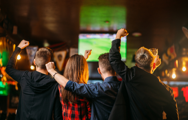 Freunde schauen Fußball in einer Bar