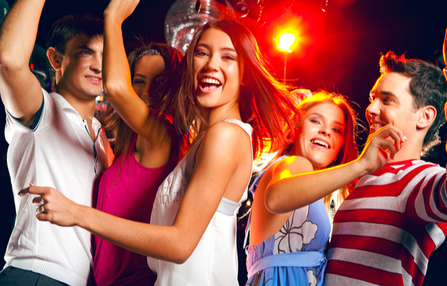 Freunde tanzen im Club