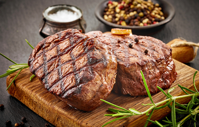 Rindfleischsteaks auf Holzbrett