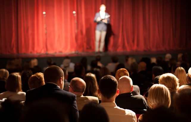 Stand-up-Comedian auf Bühne