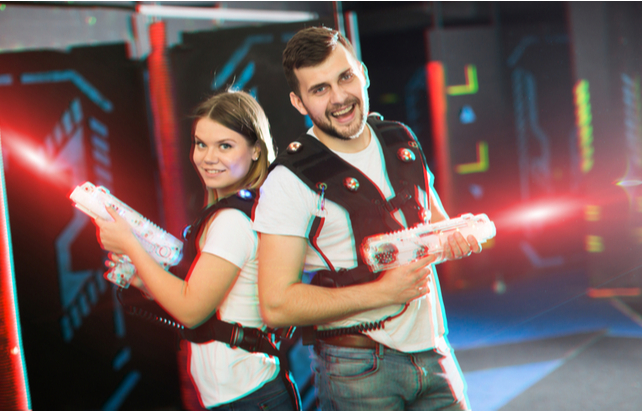 Paar beim Lasertag