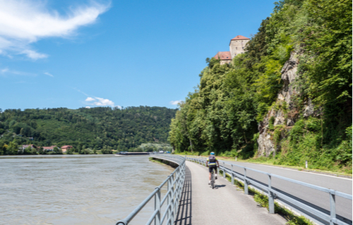 Radfahrer auf dem Donauradweg