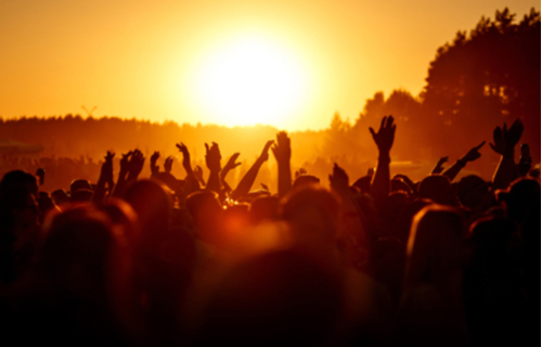 Feiernde Menschen bei einem Sommer-Open-Air