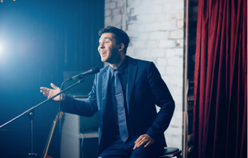 Stand-up-Comedian auf Bühne