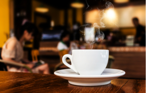 Tasse Kaffee auf Tisch