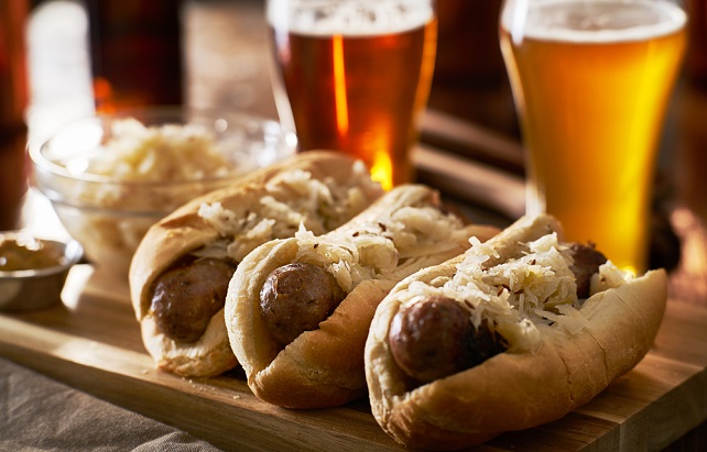 Bratwurst mit Sauerkraut und Bier