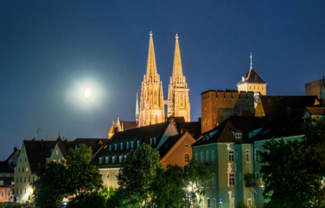 Dom St. Peter zu Regensburg bei Nacht
