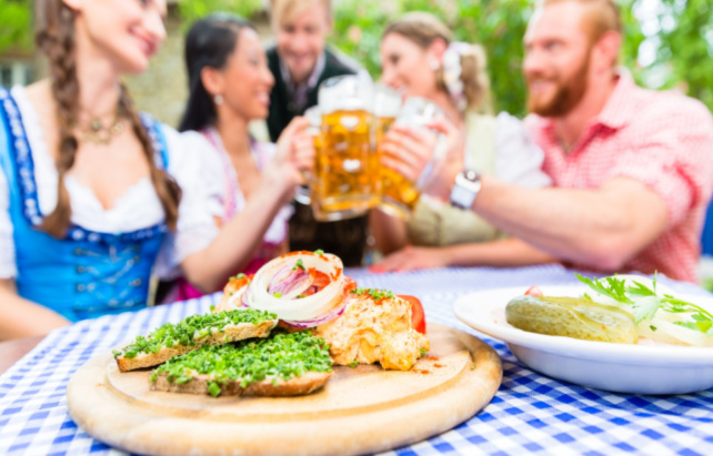 Freunde im Biergarten