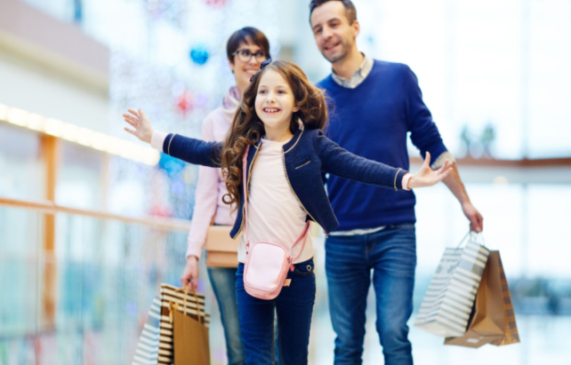 Familie beim Shopping