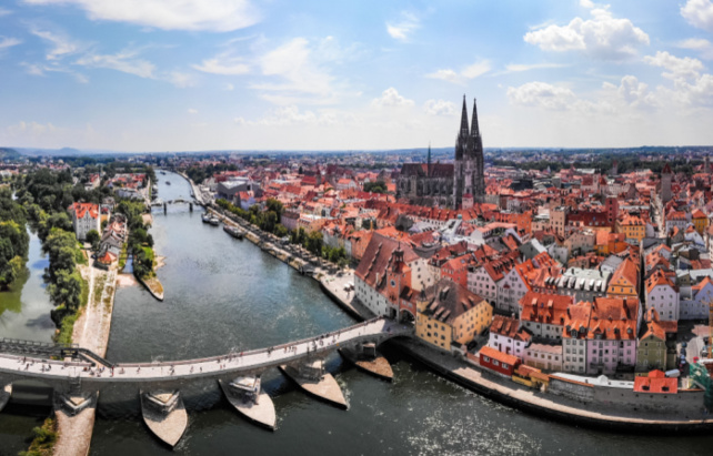 Regensburg Luftaufnahme - Steinerne Brücke & Dom St. Peter
