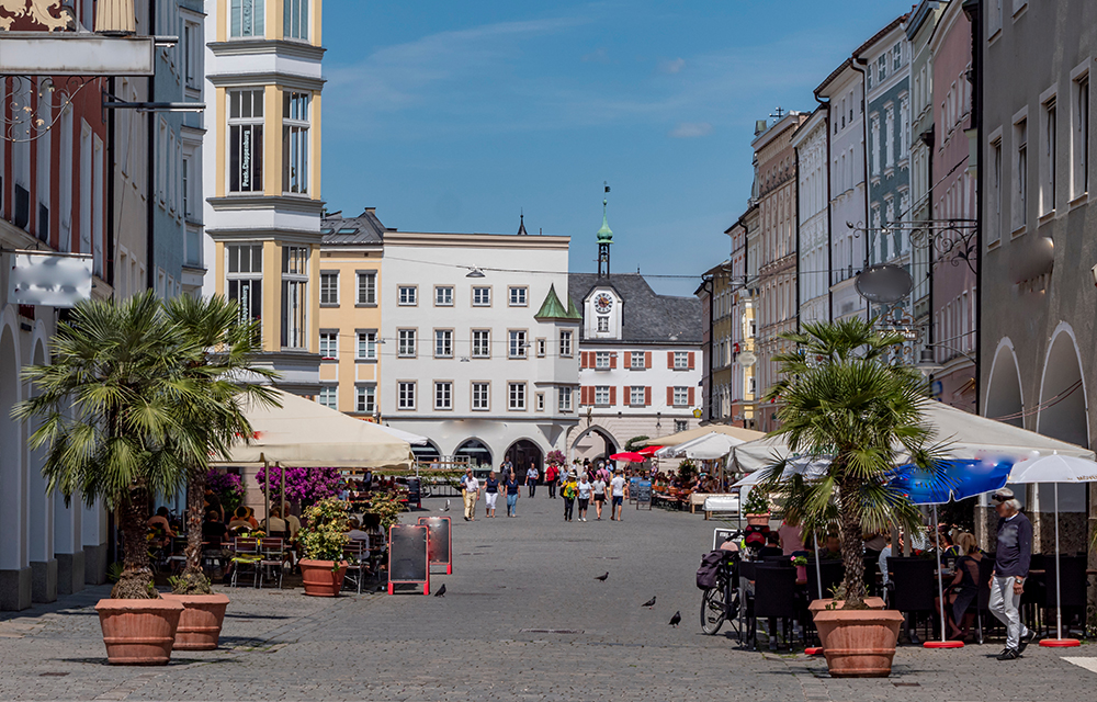Der Max-Josefs-Platz: Das Herz von Rosenheim