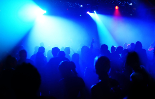 Leute tanzen im Club