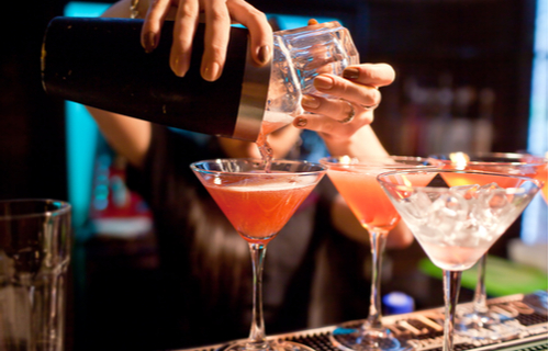 Cocktailzubereitung in der Bar