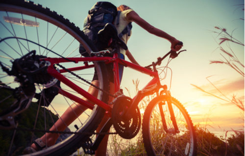 Fahrradfahrer beobachten den Sonnenuntergang