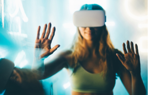 Frau mit Virtual Reality-Headset