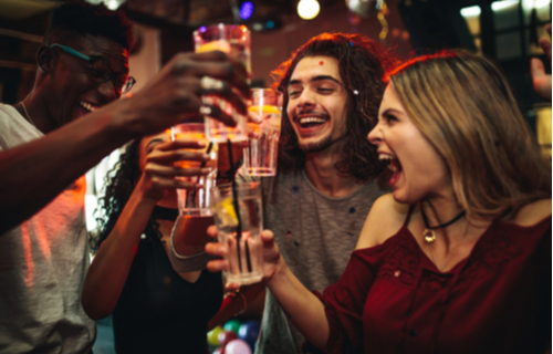 Eine Gruppe von Freunden feiert in einer Bar