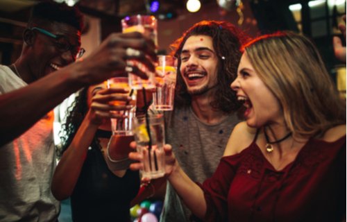 Eine Gruppe von Freunden feiert in einer Bar