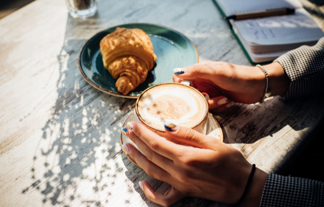 Croissant & Tasse Cappuccino