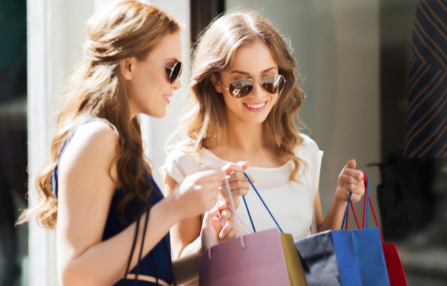Freundinnen beim Shopping