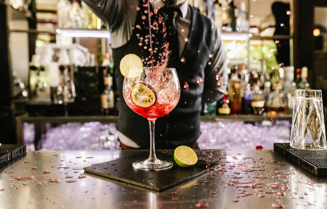 Barmann bei der Cocktail-Zubereitung