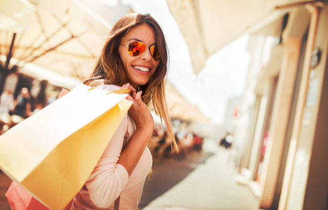 Frau beim Shopping