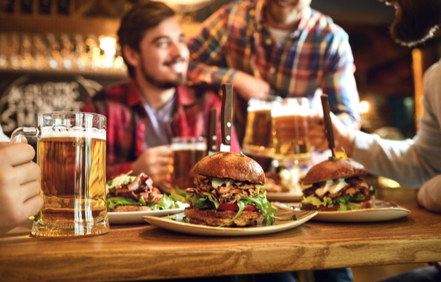 Burger & Bier auf einem Tisch im Pub