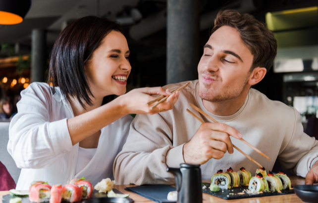 Paar isst Sushi