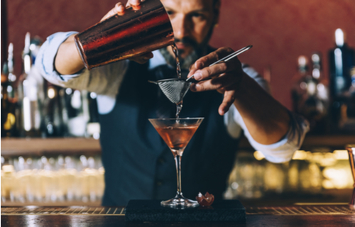 Barmann mixt Cocktail
