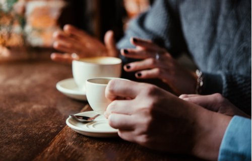 Zwei Frauen beim Kaffee