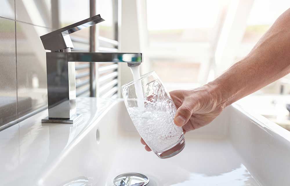 Tipp 3: Ein großes Glas Wasser trinken