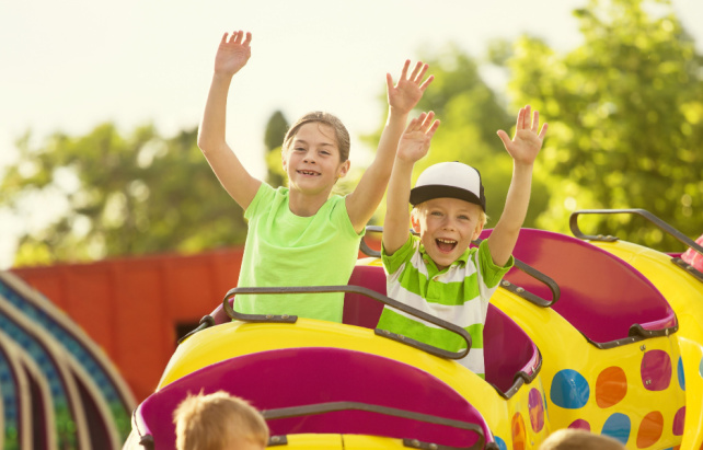 Kinder in der Achterbahn