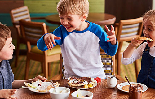 Kids stay & eat free*