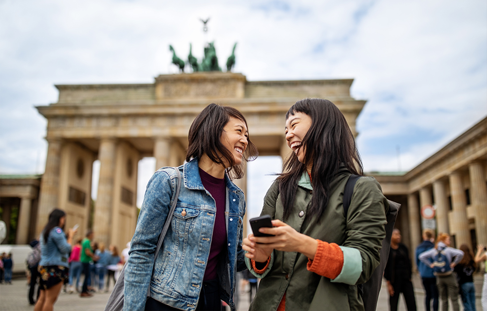 Freundinnen am Brandenburger Tor
