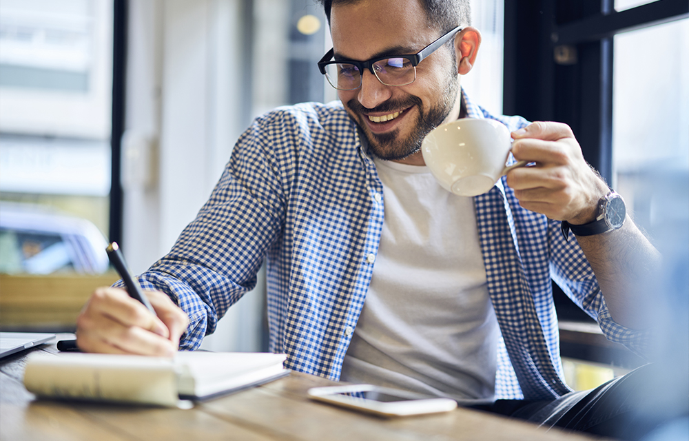 Mann beim Kaffeetrinken