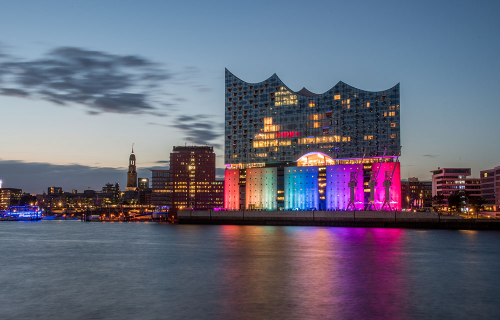 Die Musikhalle leuchtet in Regenbogenfarben