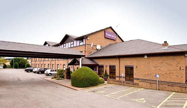 Exterior of Premier Inn Hemel Hempstead West showing car park