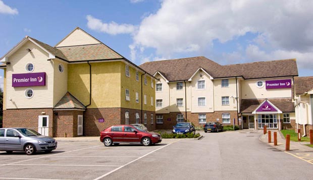 Exterior and car park at Premier Inn Hull North
