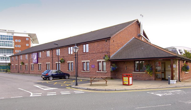 Exterior and car park area at Premier Inn Liverpool (Aintree) hotel