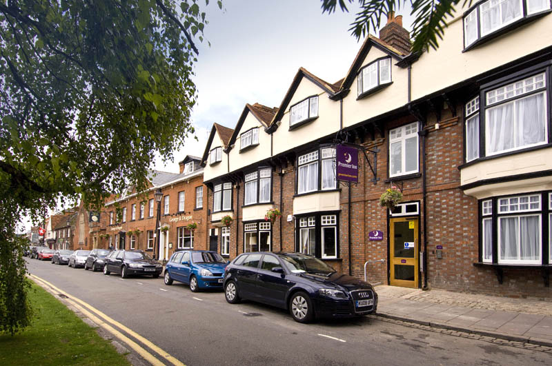 Exterior and car park at Premier Inn Marlow hotel 