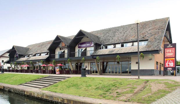 Exterior at Premier Inn Milton Keynes East (Willen Lake) hotel