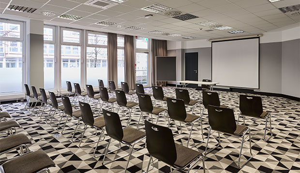 Konferenzraum HAMBURG in Reihenbestuhlung, mit Leinwand und Panoramafenstern