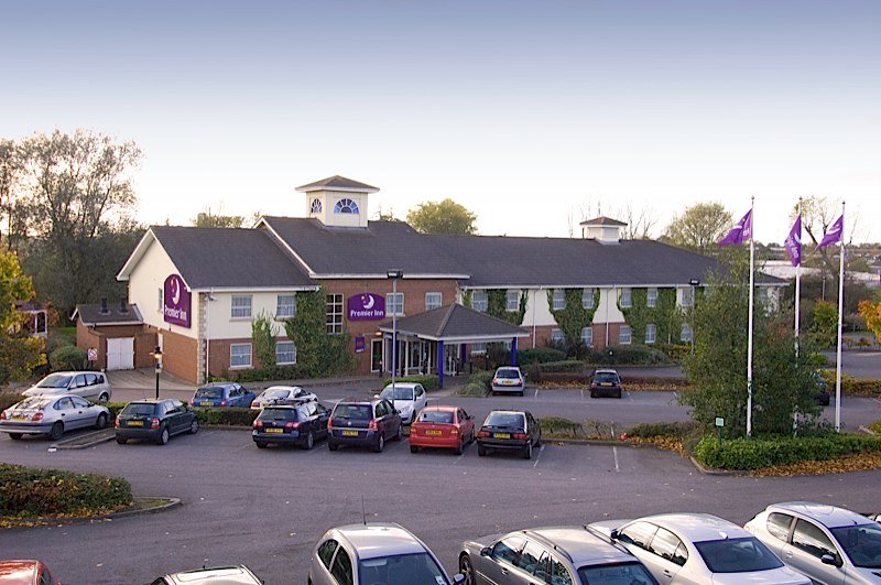 Exterior of Premier Inn Rugby North (Newbold) showing car park 